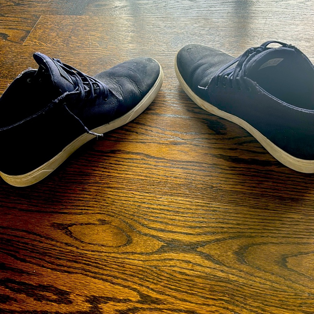 Men’s navy blue leather/suede high top sneakers
